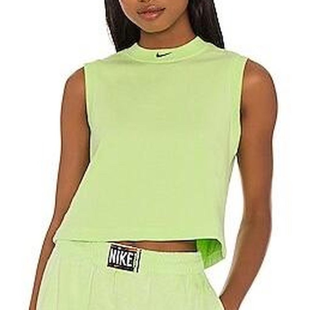 Women’s Cropped Sleeveless Nike Top size small!